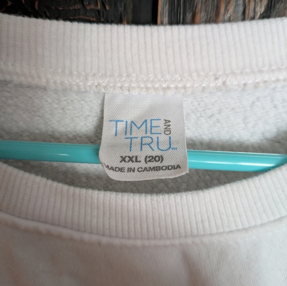 Time and Tru White Crewneck Sweatshirt - Picture 4 of 4